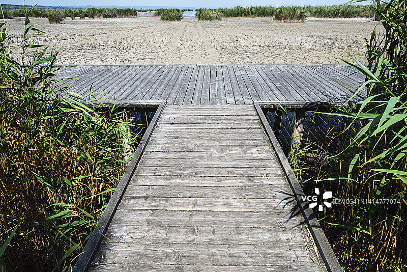 干裂的湖面图片素材