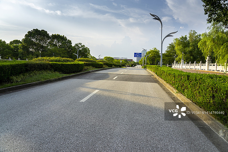 阳光下的城市道路图片素材