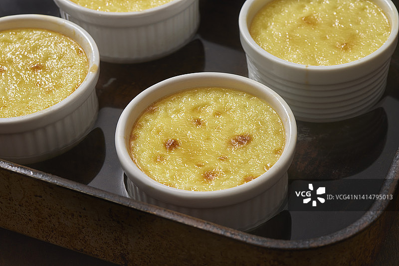 准备经典法式焦糖布丁图片素材