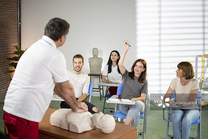 老师演示心脏泵血过程供成员观看图片素材