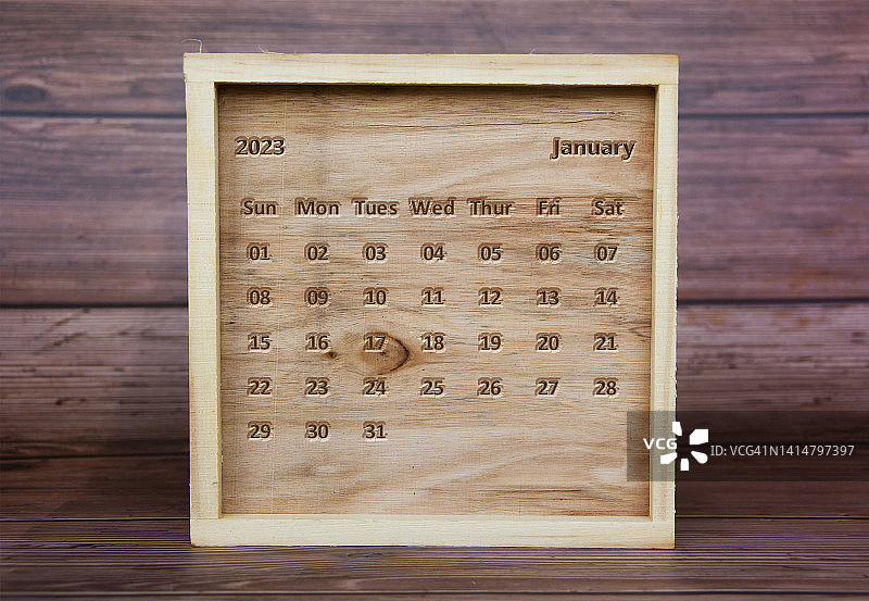 雕刻在木框上的2023年1月日历文本图片素材