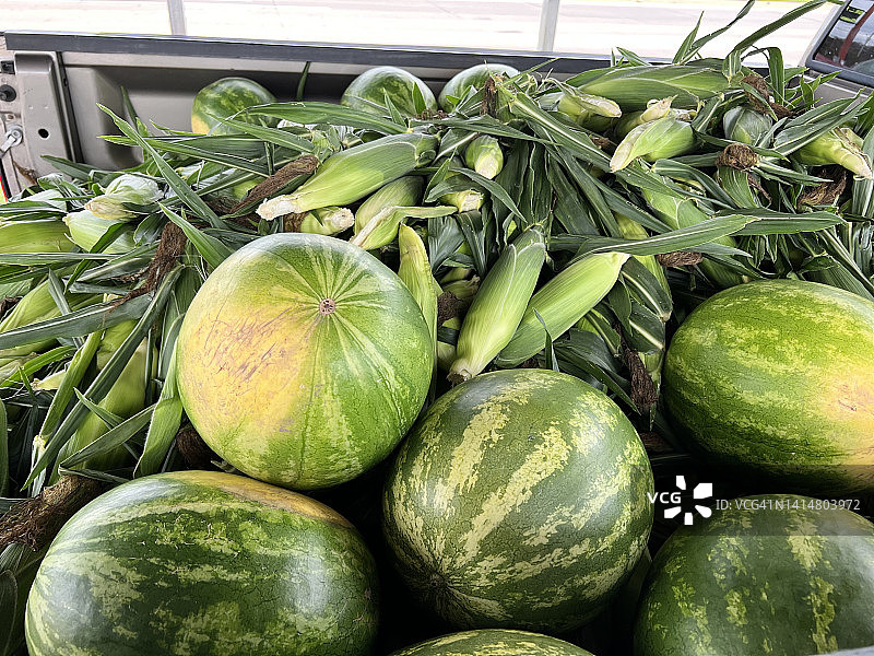 皮卡车售卖新鲜玉米西瓜图片素材