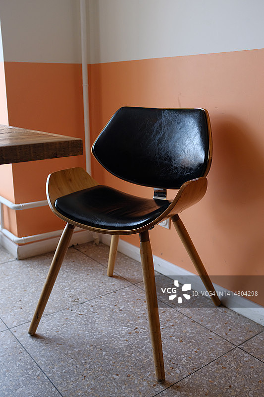 空荡荡的咖啡馆、办公室、共享办公空间或房间内的木制桌椅，时尚的设计，复古风格，因疫情和冠状病毒而关闭的餐厅图片素材