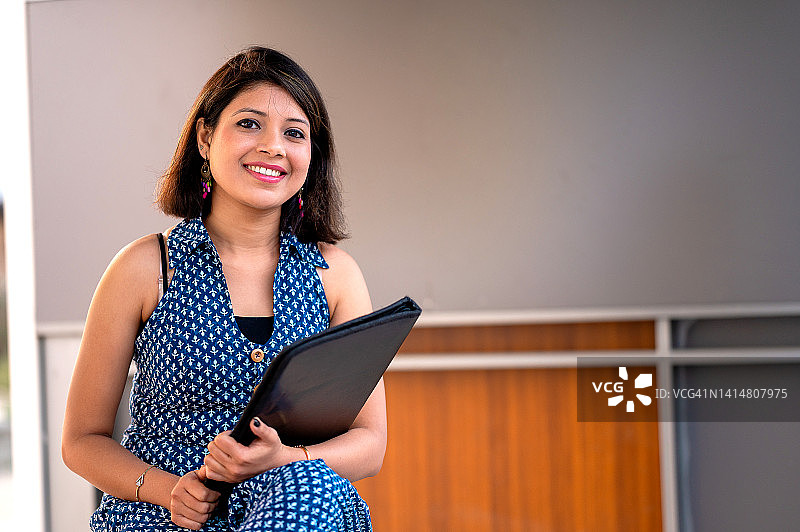 年轻女子在公交车站等候，准备去面试图片素材