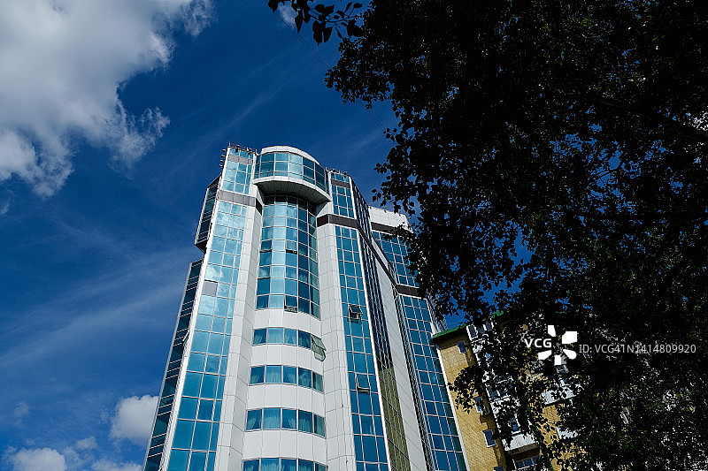 现代多层砖房，住宅区，晴朗夏日图片素材