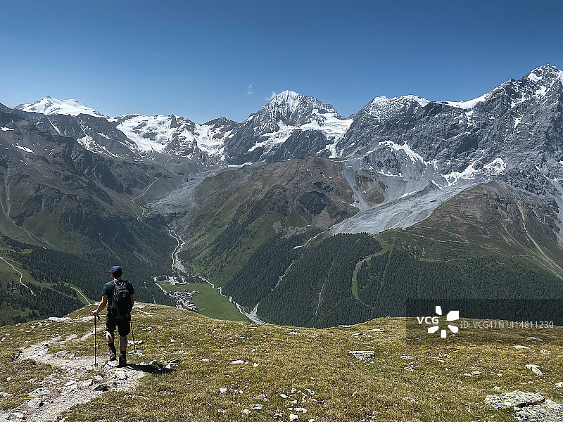 徒步旅行者在奥特勒阿尔卑斯山图片素材