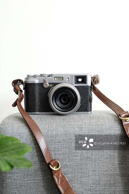 旧式复古电影摄影机。沙发或扶手椅上的古董相机。摄影师的个人物品。爱好概念，专业摄影服务。摄影技巧的习得，培训。图片素材