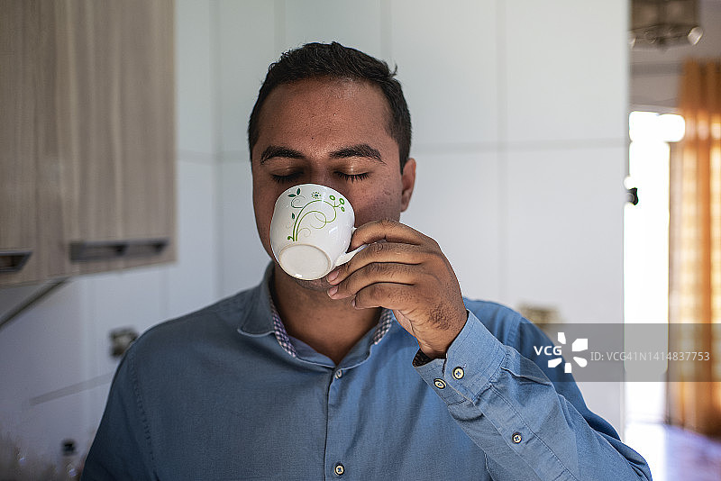 在家喝咖啡图片素材