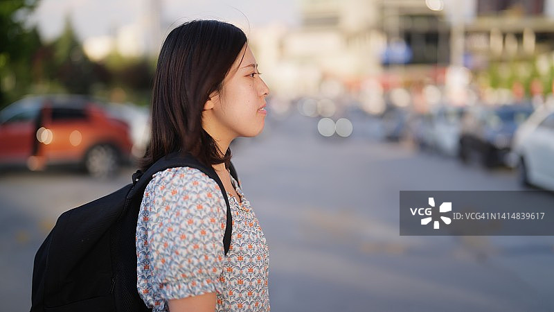 在城市中醒来的年轻女人图片素材