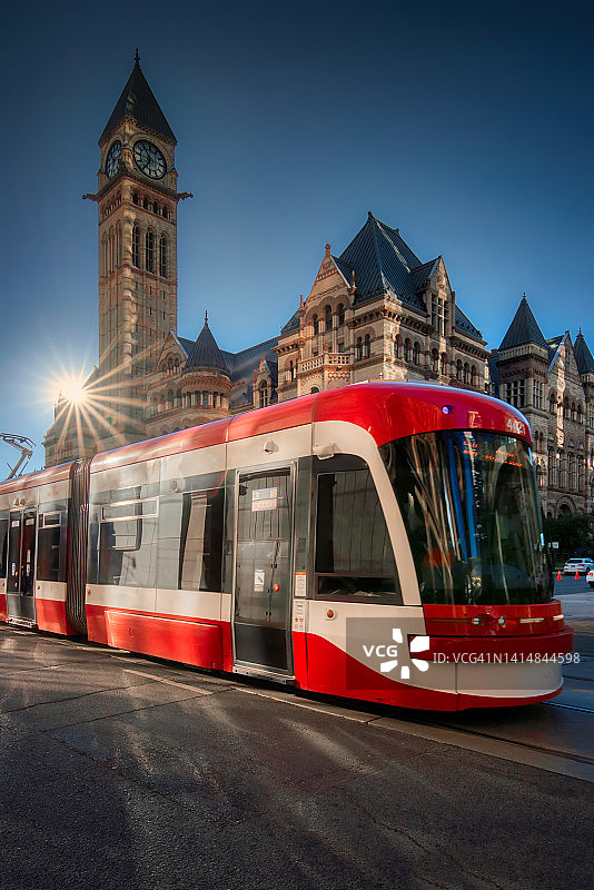 多伦多旧市政厅的景色，蓝天，阳光和标志性的有轨电车图片素材