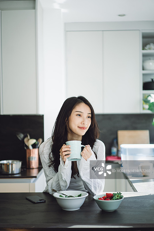 亚洲美女在家享受早晨咖啡图片素材