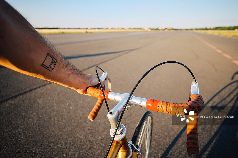 男人在柏林滕珀尔霍夫骑自行车图片素材