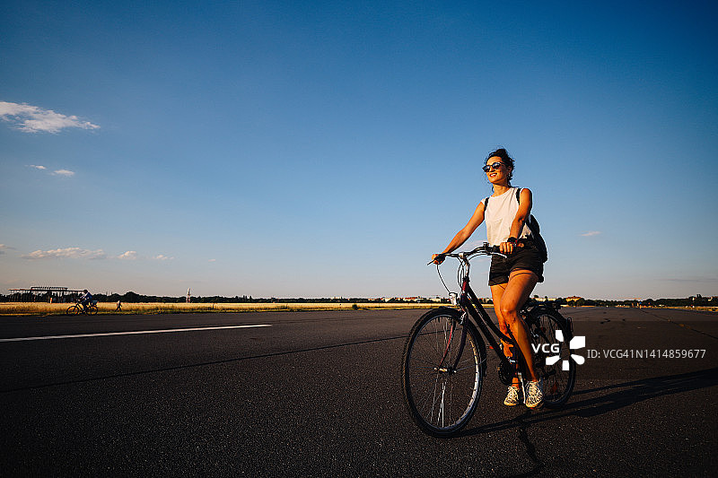 在柏林骑自行车的妇女的广角照片图片素材