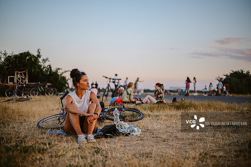在柏林滕珀尔霍夫骑自行车的女人图片素材