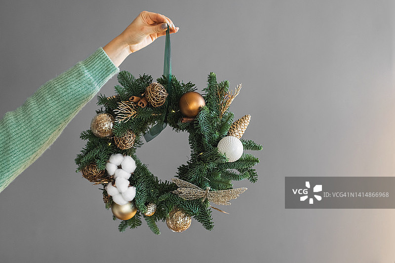 女人带着新鲜的圣诞花环图片素材