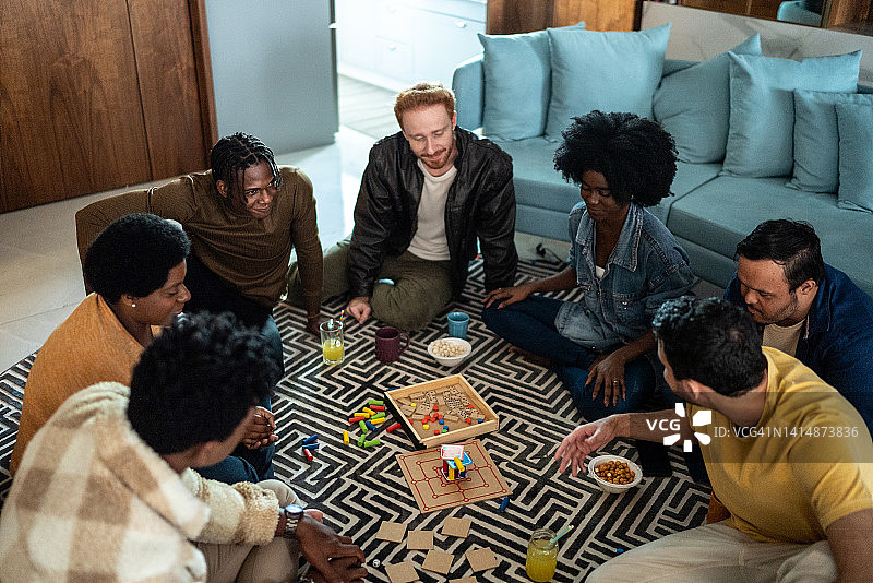 朋友们在家玩桌游图片素材