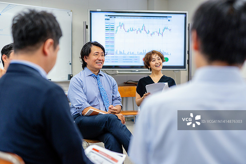 社区学院或大学的继续教育课程小组工作图片素材