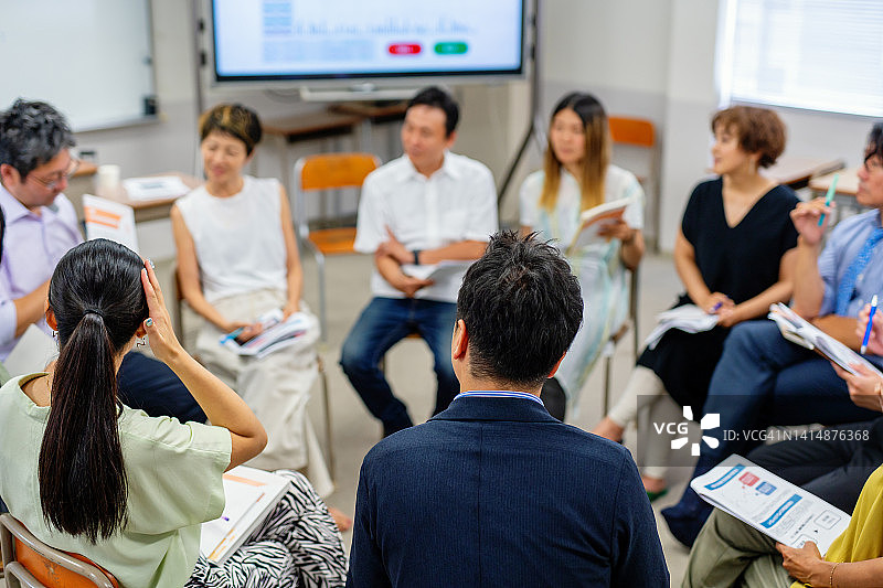 社区学院或大学的继续教育课程小组工作图片素材