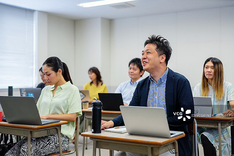 中年男人在社区大学或大学的进修课堂上图片素材