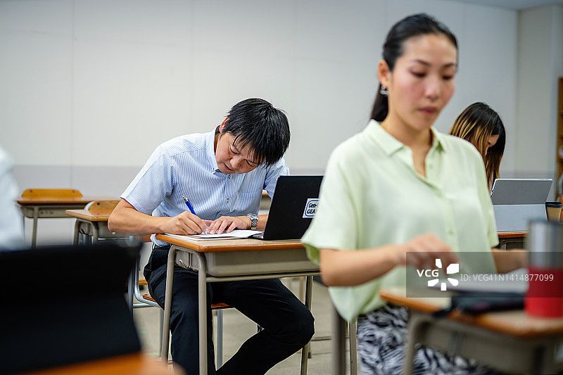 中年男人在社区大学或大学的进修课堂上图片素材
