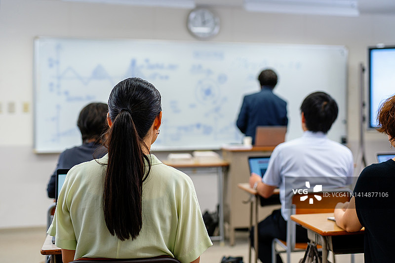 中年妇女在社区学院或大学的进修班上课图片素材