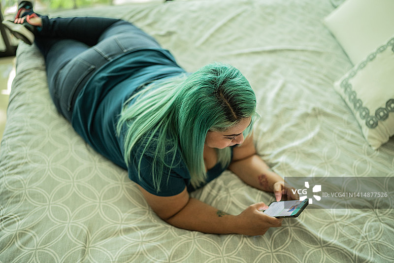 中年妇女在家使用手机图片素材