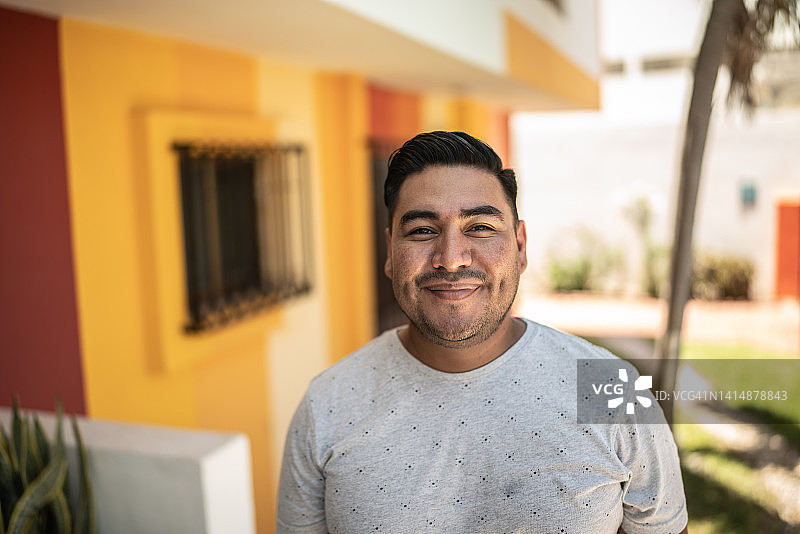 户外的中年男人肖像图片素材