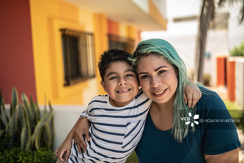 户外母子肖像图片素材