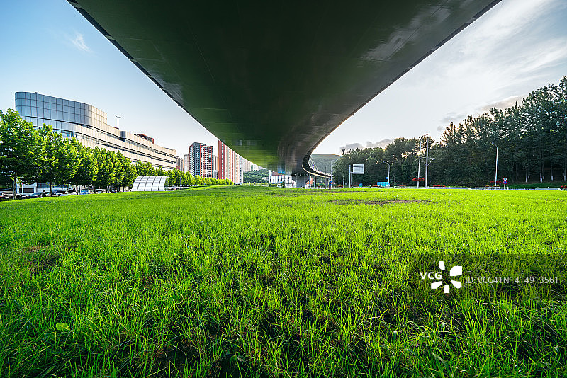高架桥下的草坪图片素材