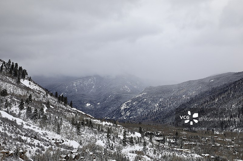 科罗拉多州白杨镇洛基山脉脚下的雪景图片素材