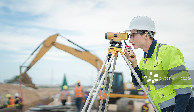 在建筑工地使用测量设备的男工程师图片素材