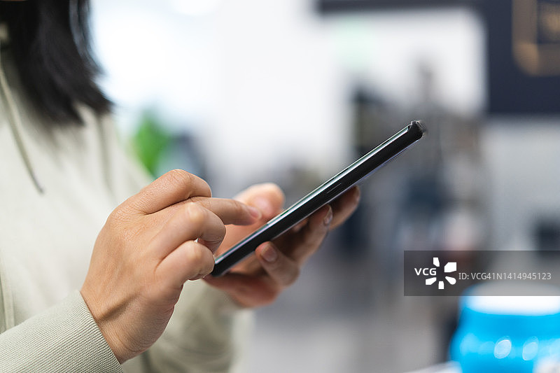 在超市用手机支付图片素材