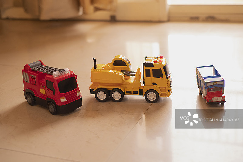家中地板上的玩具汽车特写图片素材