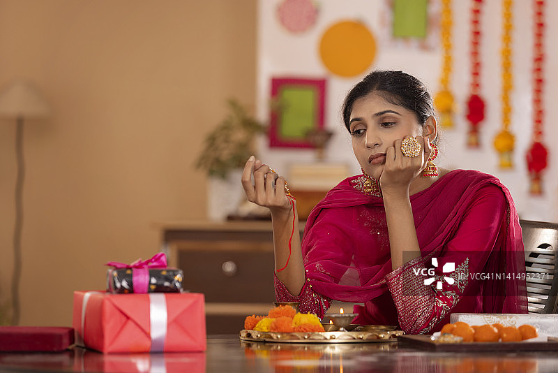 兄妹节妹妹独自等待哥哥图片素材