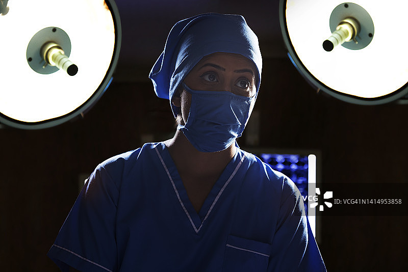 戴口罩在医院手术室的女护士 портрет图片素材
