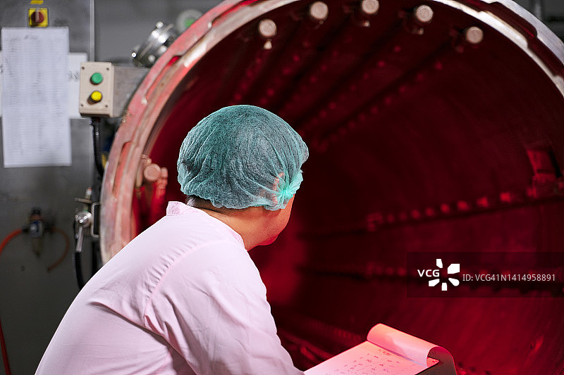 员工在工厂生产线上工作图片素材