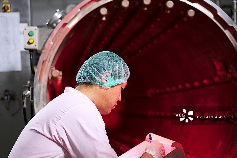 员工在工厂生产线上工作图片素材