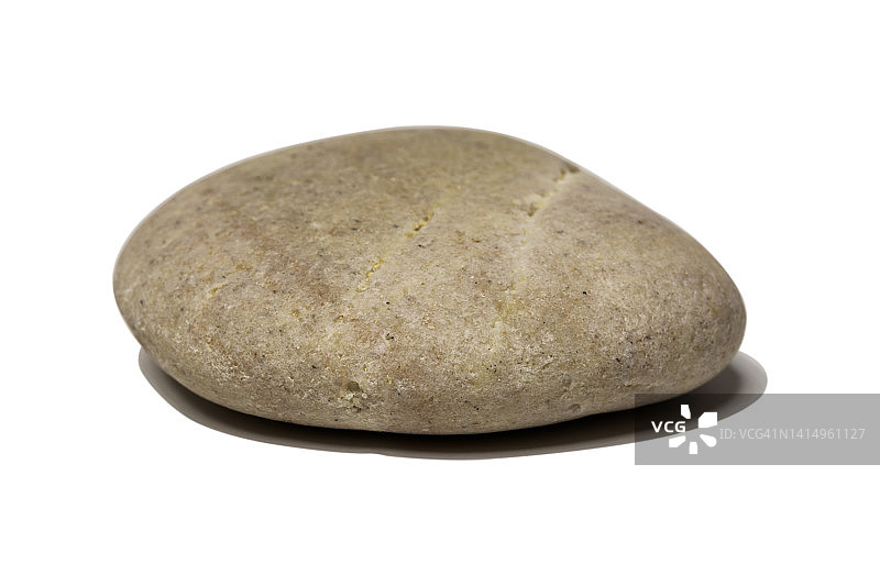 带有划痕和图案的鹅卵石被孤立在白色背景上。剪切路径图片素材