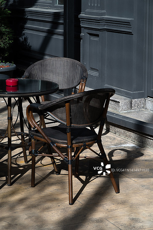 空旷户外咖啡馆的桌椅：时尚复古设计，因新冠疫情而关闭的餐厅，全球危机导致没有顾客图片素材