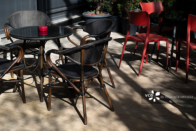 空旷户外咖啡馆的桌椅：时尚复古设计，因新冠疫情而关闭的餐厅，全球危机导致没有顾客图片素材