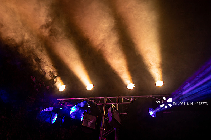 烟雾背景下的灯光图片素材