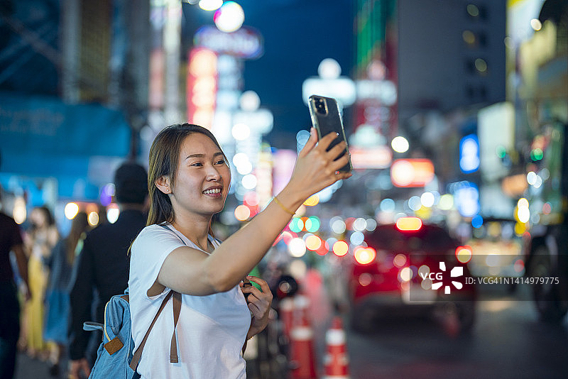 在泰国曼谷度假的游客自拍图片素材