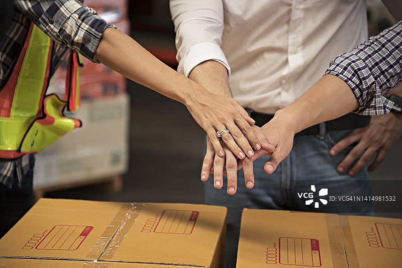 配送仓库工人在上班前集合图片素材