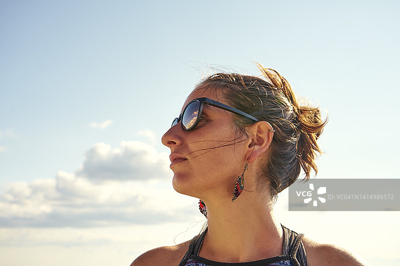 天空背景下的女人图片素材