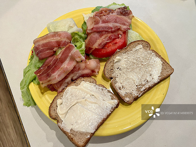 自制培根生菜番茄三明治图片素材