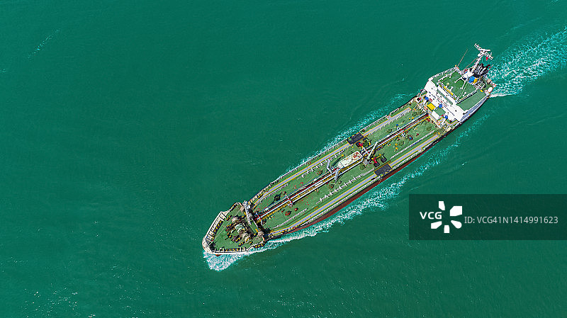 绿色油轮在海上高速行驶的航拍视图，关于能源和石油业务。图片素材
