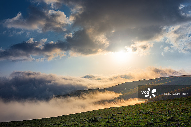 格鲁吉亚山区云雾缭绕的日落景观图片素材