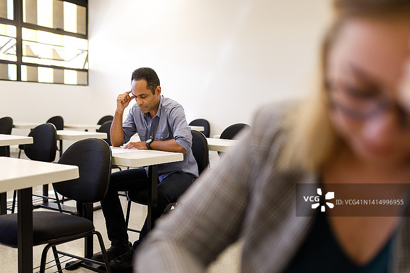 专注的学生参加笔试图片素材