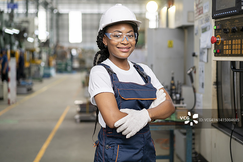 工程师站在金属零件制造厂的车床前图片素材