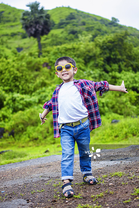 四岁男孩大自然享新鲜空气图片素材